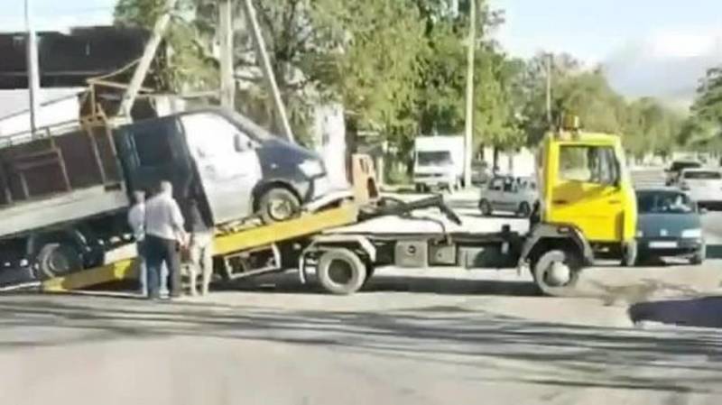 На пересечении Баха-Алтымышева перевернулся грузовик. Видео с места аварии
