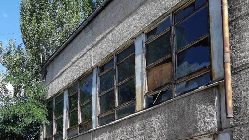 Стекла школы №11 в Бишкеке могут упасть во время сильного ветра, - очевидец. Фото