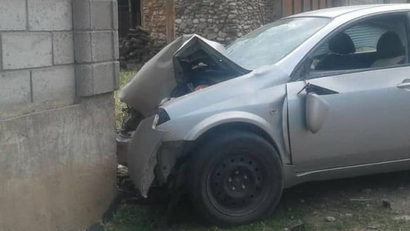 В Ошской области два человека попали в реанимацию, врезавшись на машине в дом. Фото
