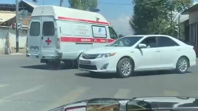 ДТП в Оше с участием машины скорой помощи. Видео