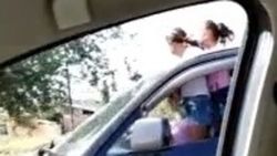 В Жалал-Абаде две девочки едут, высунувшись из люка «Лексуса». Видео