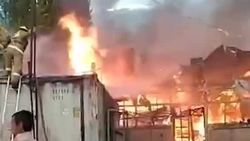 В селе Кызыл-Суу произошел пожар на местном рынке. Видео