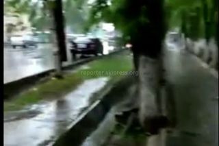 Житель столицы: На участке ул.Боконбаева сделали «уродливый» тротуар (видео)