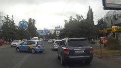 «Тойота» со штрафом на 17 тыс. сомов проехала на красный на ул.Юнусалиева. Видео и фото