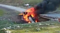 На трассе Бишкек—Ош бензовоз сорвался с моста и взорвался. Видео
