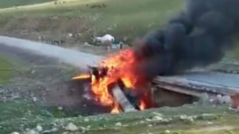На трассе Бишкек—Ош бензовоз сорвался с моста и взорвался. Видео