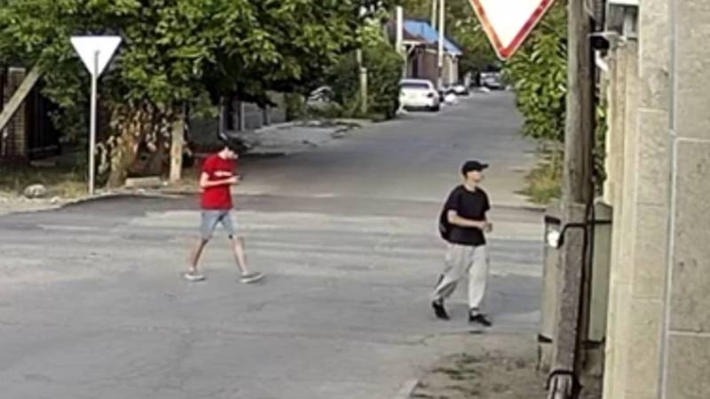 В Бишкеке двое парней распространяют рекламу наркотиков. Видео