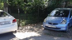 «Фит» с штрафом в 22,5 тыс. сомов припаркован на тротуаре на ул.Чокморова, - очевидец