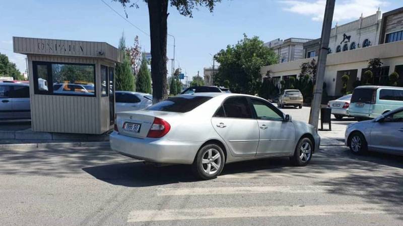 Возле кафе Дияр водитель Toyota Camry закрыл проезд и припарковался на пешеходке