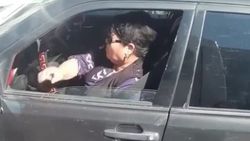 «Государство төлөп берет». Женщины выбрасывает шелуху семечек в окно машины. Видео