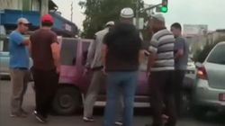В Оше на проспекте Масалиева столкнулись две машины. Видео с места аварии