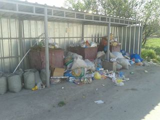 Бишкекчанин: На ул.Кыдыр-Аке образовалась свалка. Мусор вывозят раз в 2 недели (фото)