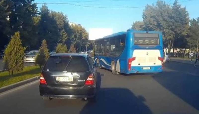Пассажирский автобус со штрафами в 167 тыс. сомов нарушает ПДД на проспекте Чуй. Фото