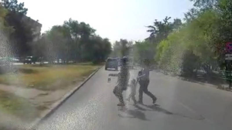 Две женщины с ребенком переходят дорогу в неположенном месте, создав аварийную ситуацию. Видео