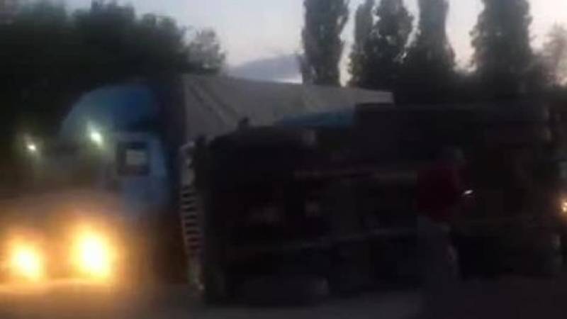 В Сокулуке грузовик выехал на строящуюся дорогу и перевернулся. Видео с места аварии