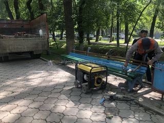 Скамейку, сломанную ветром, восстановили, - мэрия Бишкека