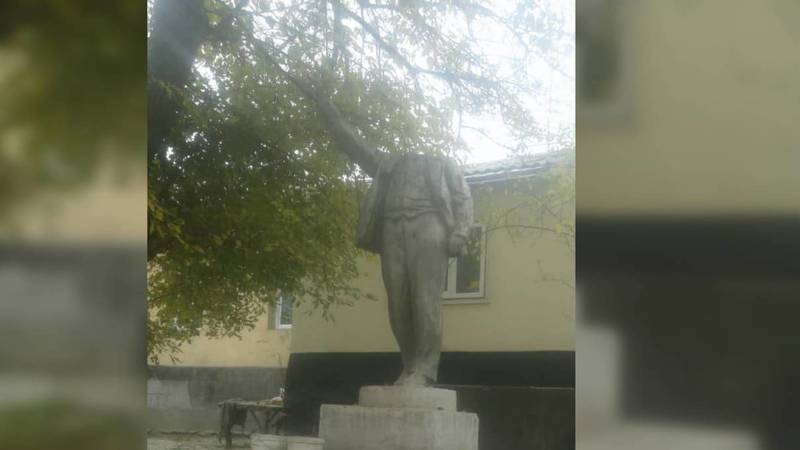 В селе Кызыл-Кыштак памятник Ленина остался без головы