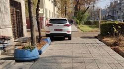 Кроссовер с дипномерами припаркован на тротуаре по ул.Московской. Фото