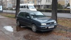 «Гольф 3» припаркован на тротуаре по Московской. Фото