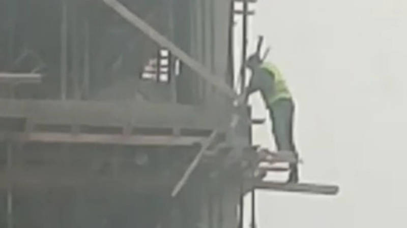 В Тунгуче строитель на 9 этаже работает без страховки, - горожанин