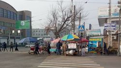 Стихийные торговцы возле Ошского рынка стоят на проезжей части, - горожанин