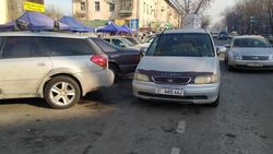 Возле Ленинского суда «Хонда» припаркована на проезжей части. Фото