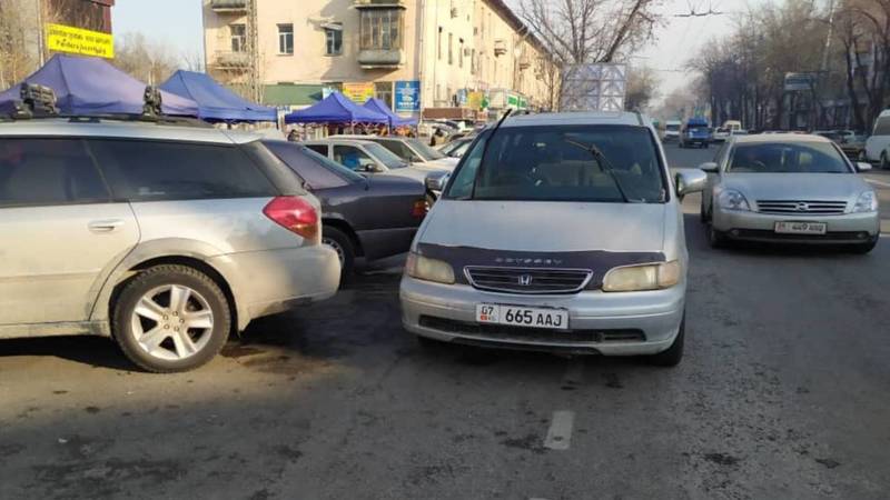 Возле Ленинского суда «Хонда» припаркована на проезжей части. Фото