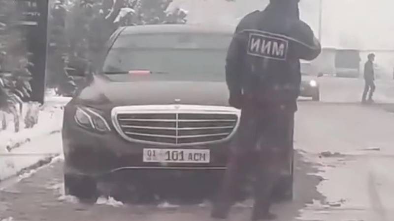 Сотрудник МВД патрулирует на «Мерседесе», госномер которого зарегистрирован на Lexus LX 570. Фото
