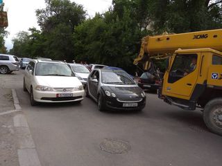 Фото — Водитель оставил «Хонду» на проезжей части ул.Уметалиева, что привело к образованию пробки