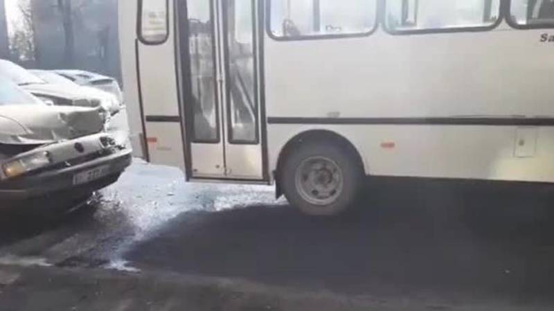 В Пишпеке «Пассат» врезался в пассажирский автобус. Видео