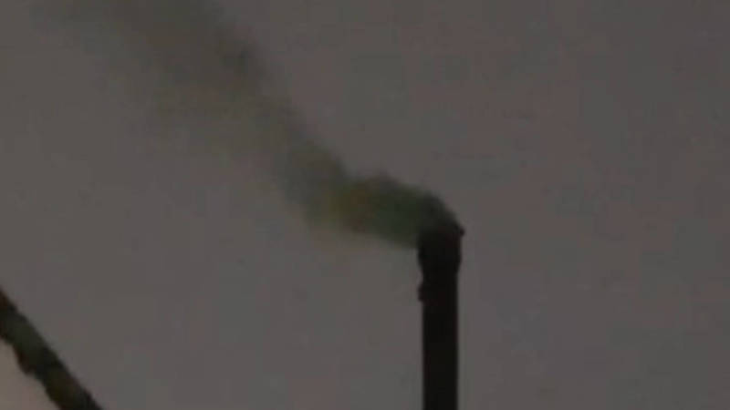 Из трубы дома на ул.Торокула Айтматова идет черный дым. Видео
