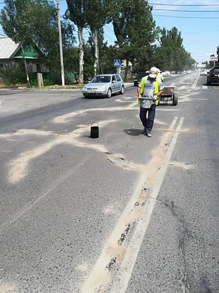 На ул.Юнусалиева работники посыпали залитый битум песком с минеральным порошком, - мэрия Бишкека