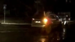 Lexus RX 300 едва не сбил женщину, которая переходила дорогу в неположенном месте. Видео
