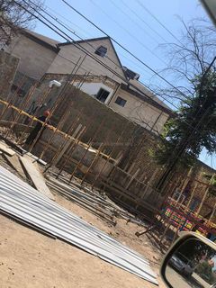 На огороженной детской площадке в Рабочем городке, которую мэрия обещала привести в порядок, началось строительство <i>(фото)</i>