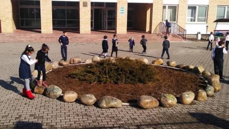 Камни во дворе школы Гмайнера представляют угрозу учащимся, - горожанин