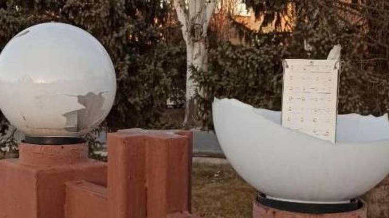 Памятники культуры на площади Победы должны содержаться в чистоте не только во время праздников, - горожанин сделал замечание мэрии Бишкека