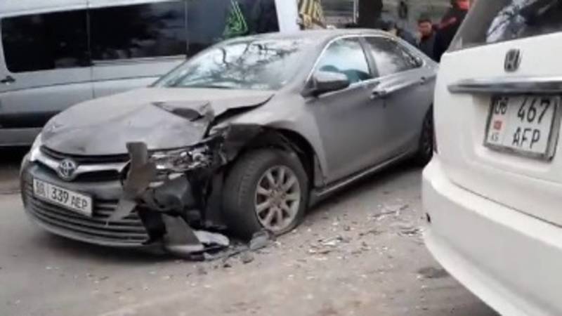 В Бишкеке столкнулись «Одиссей» и «Камри». Видео с места аварии