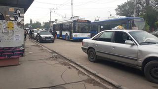 Остановку на Жибек Жолу—Осмонкула в Бишкеке превратили в пятачок таксистов (фото)