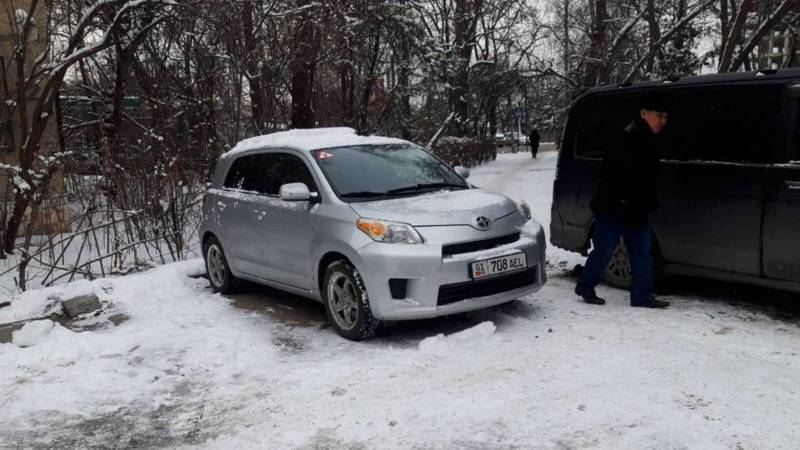 Горожанин припарковал свою «Тойоту», перекрыв вход во двор. Видео и фото
