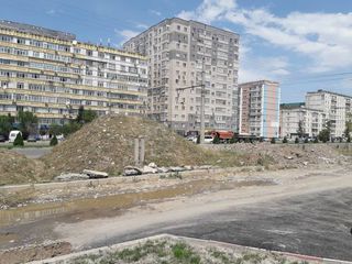 На пересечении улиц Д.Садырбаева и А.Масалиева остановка завалена мусором