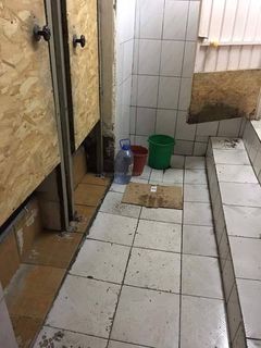 Туалет на территории Орто-Сайского рынка в ужасном состоянии, - житель (фото)
