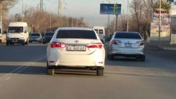 В Бишкеке замечена «Тойота» с подложными номерами. Фото горожанина
