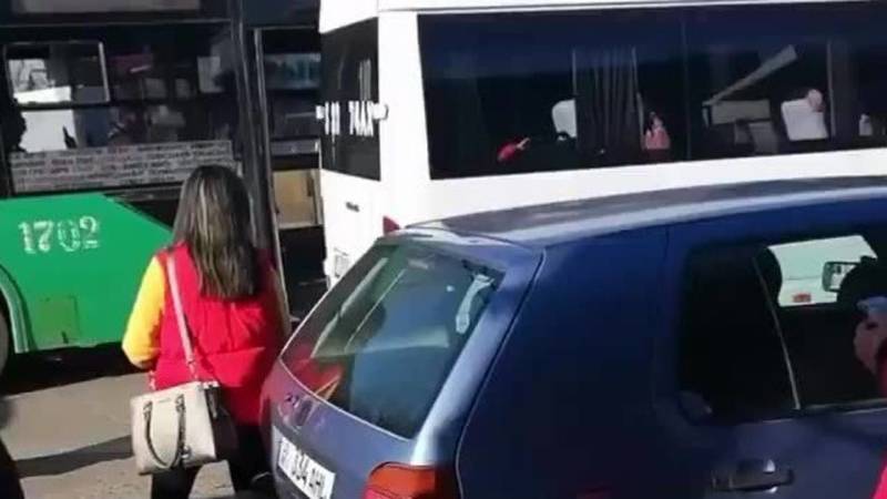 Бишкекчанин жалуется на беспорядочную парковку возле Аламединского рынка. Видео и фото