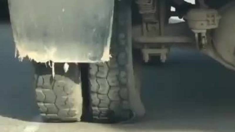 В Бишкеке ездит ЗИЛ с лопнувшим колесом. Видео и фото