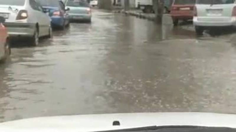 «Когда море по колено». Еще один водитель жалуется на затоп в Киркомстром. Видео