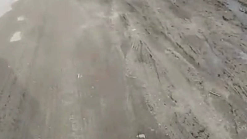 Житель Новопавловки жалуется на грязь на обочине трассы Бишкек-Ош. Видео