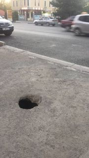 На тротуаре проспекта Жибек Жолу образовалась дыра