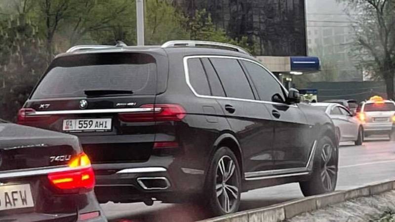 В Бишкеке замечен тонированный BMW X7. Фото