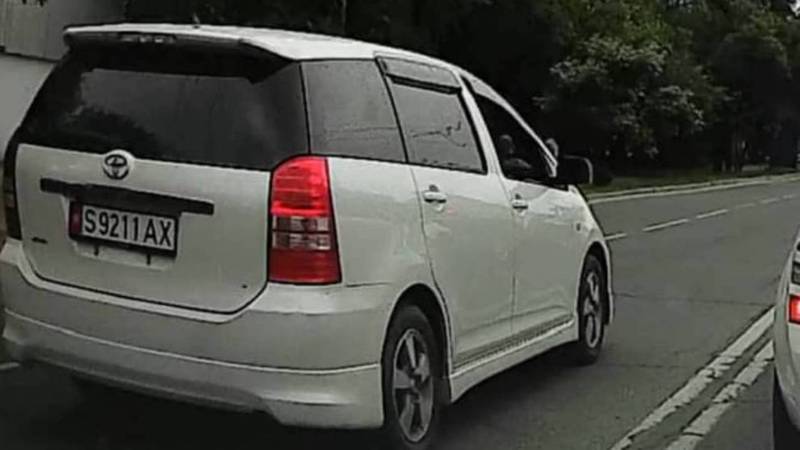 «Тойота», у которой 19 тыс. сомов штрафов, едет по встречке на Ахунбаева. Видео