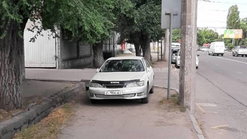 «Тойота» заехала за бордюр и припарковалась на остановке. Фото